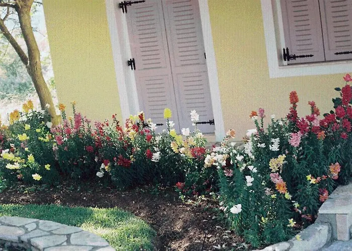 The Garden's Guest house Vlikhon